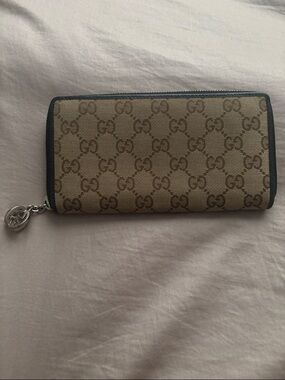 Gucci Supreme Continental wallet Zip Around in canvas and black leather interior